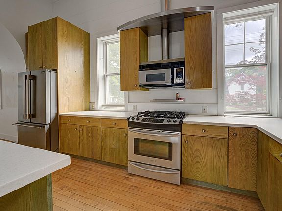 3rd image of 402 W 10th St