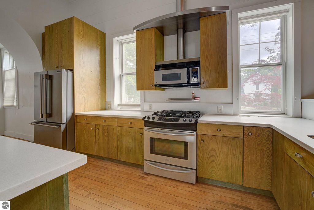 402 W 10th St, Traverse City, MI - View 3