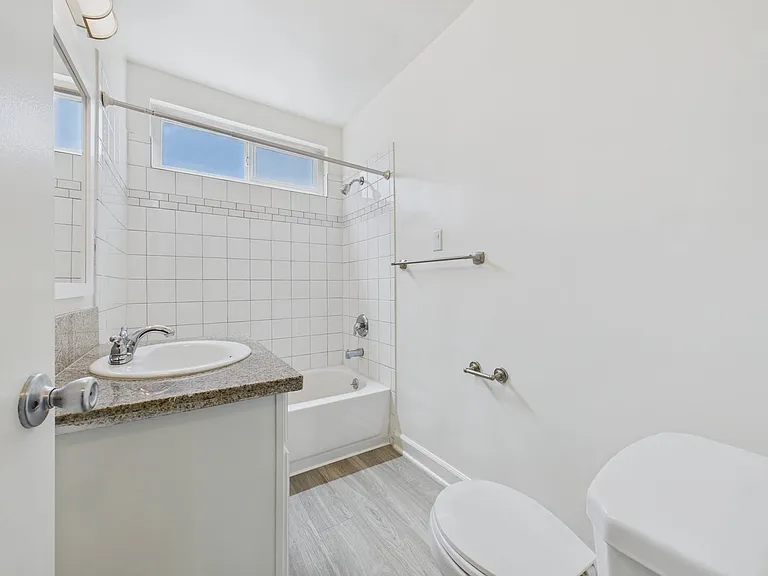 Woodman Apartments — Photo 9