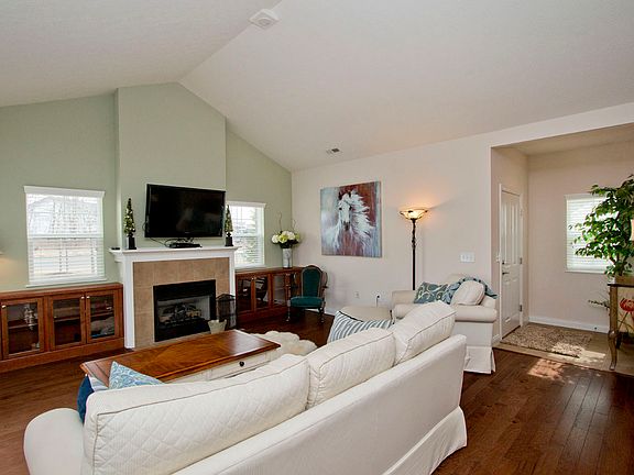 Great Room w/Custom Built In