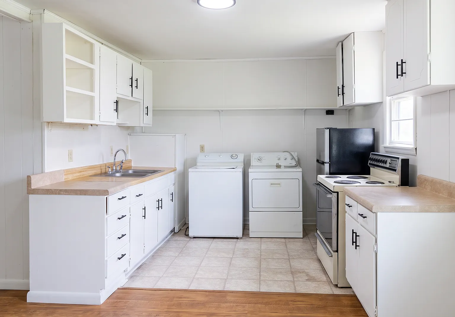 Spacious 1-Bedroom Apartment in Lenoir $1,000/Month — Photo 4
