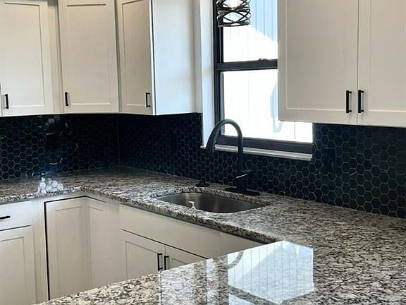 4th image of 826 Golf Dr