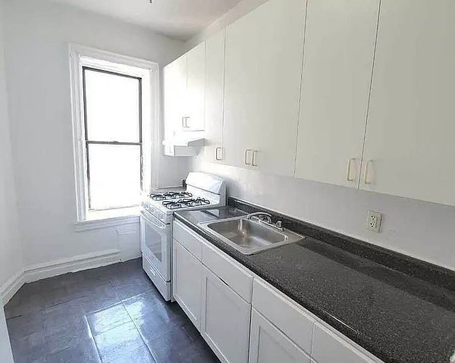 1st image of 902 44th St #36