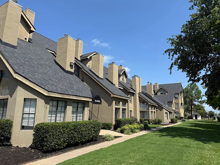 Silver Sands Apartments — Photo 12