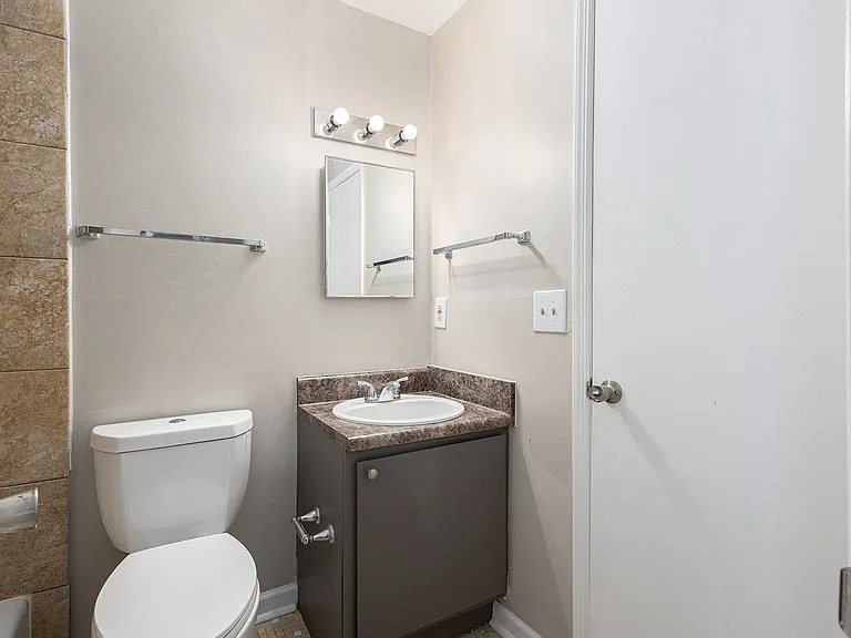 Red Top Apartments — Photo 14
