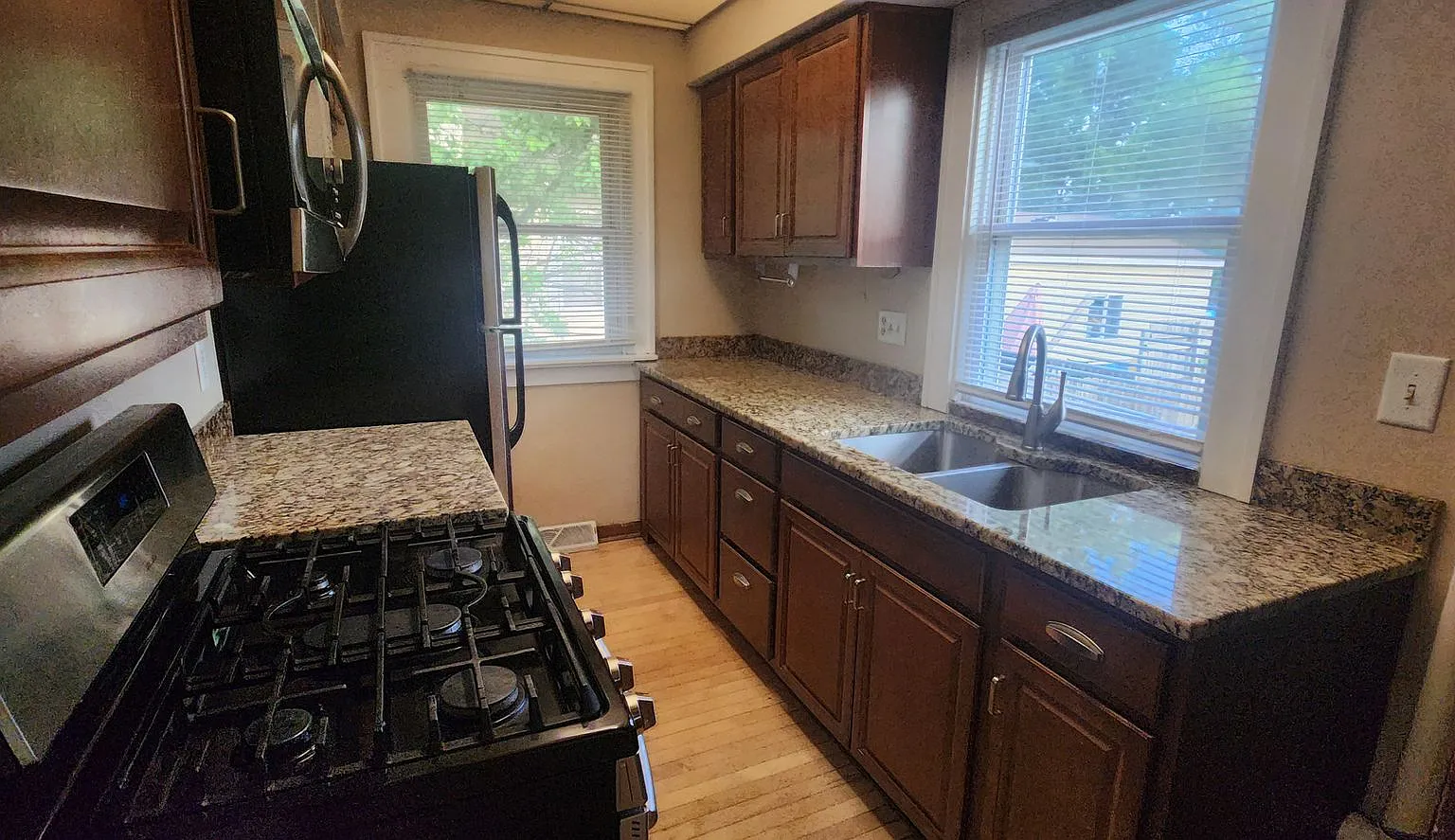 Fully fenced yard with stainless steel appliances including gas stove! — Photo 3