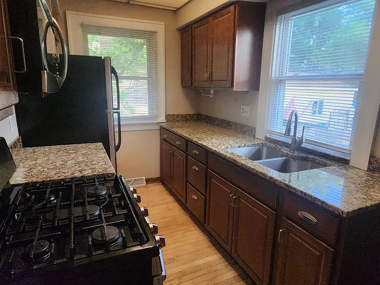 1711 Washington Ave — Photo 3