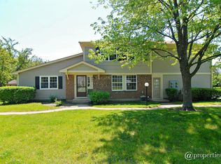 245 Redwood Ct, Vernon Hills, IL 60061