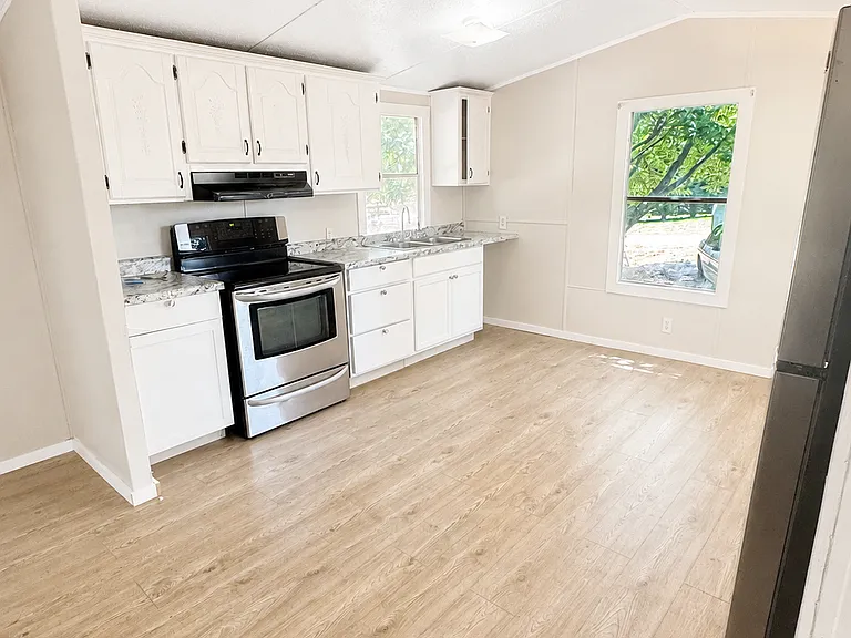 325 Green Dragon Dr — Photo 2