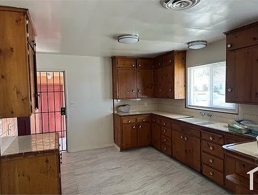 4 bed, 1424 sqft, $2,500 — Photo 3
