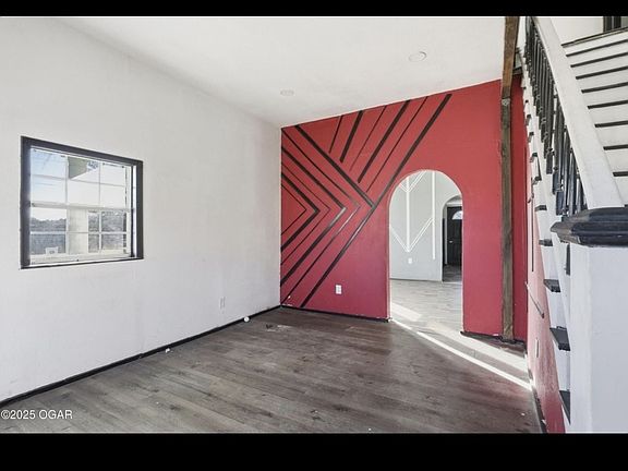 4th image of 512 S Cox Ave