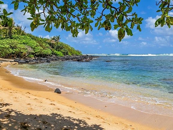 Beach 2 minute walk. Hear the waves from your home.