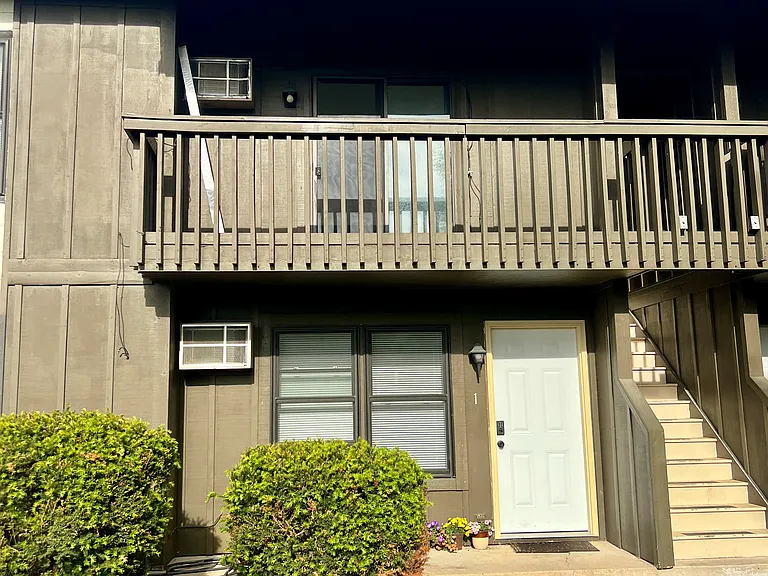 1600 Pinewood Ln — Photo 2