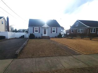 572 Chamberlin St, East Meadow, NY 11554