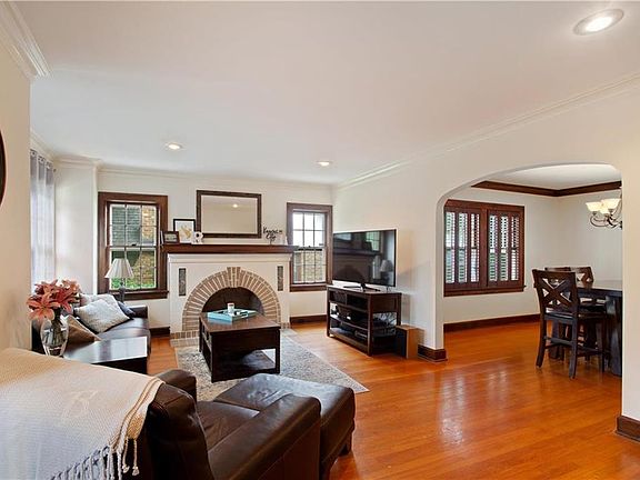 4th image of 105 E 70th St