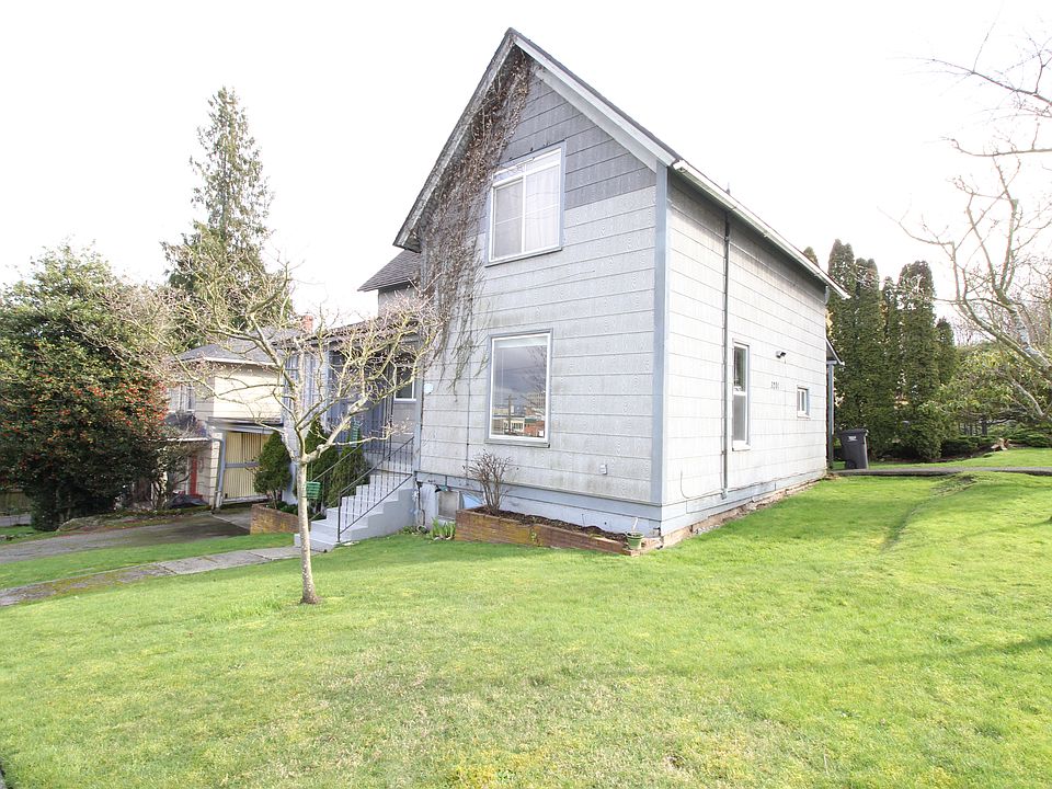 Corner view triplex. Unit 1 is in the middle - main entrance