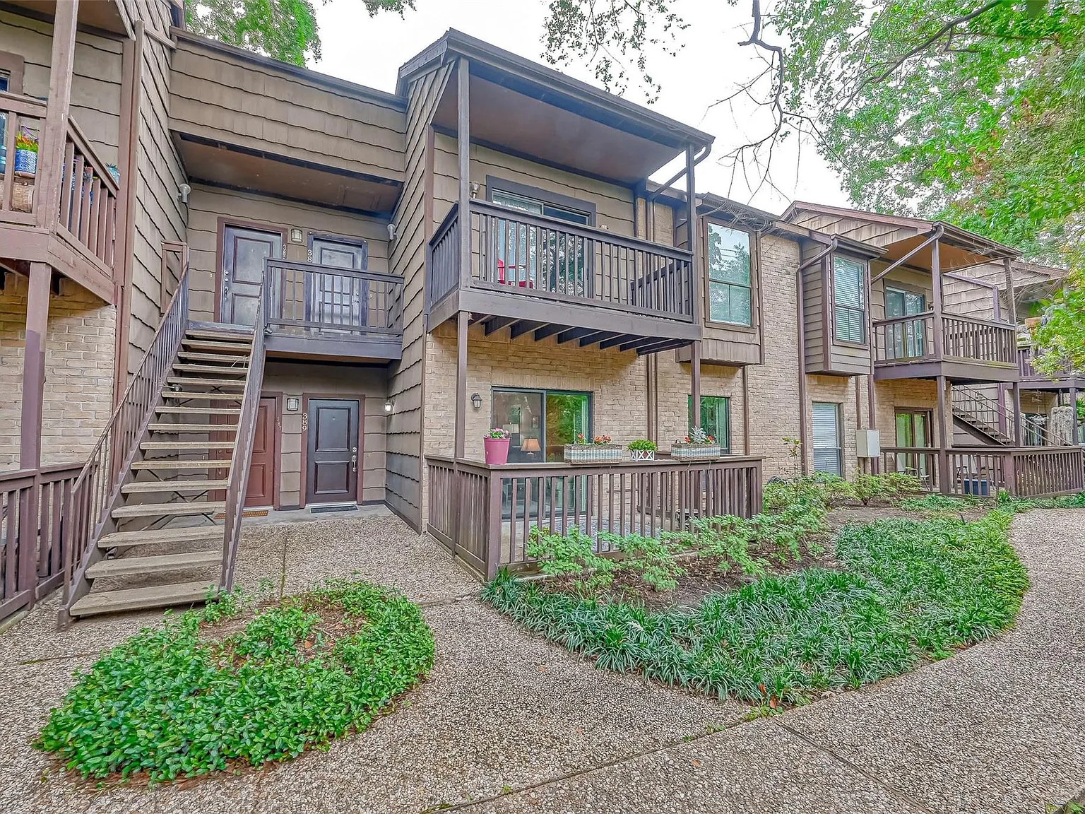 1 bed, 1.0 bath, 622 sqft, $1,300 — Photo 1