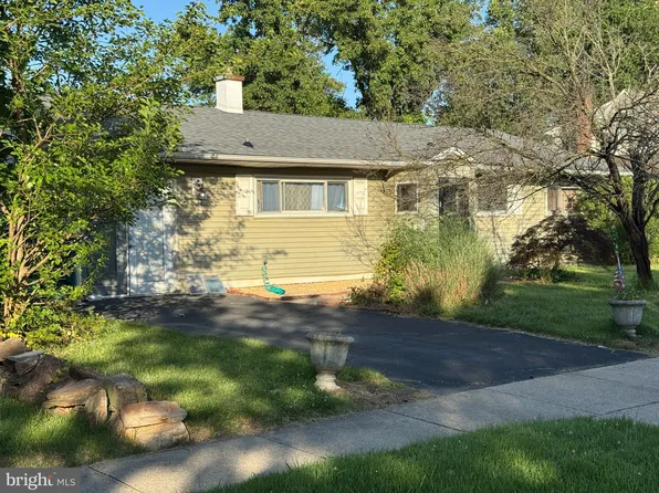 110 Deep Dale Dr E #E, Levittown, PA 19056