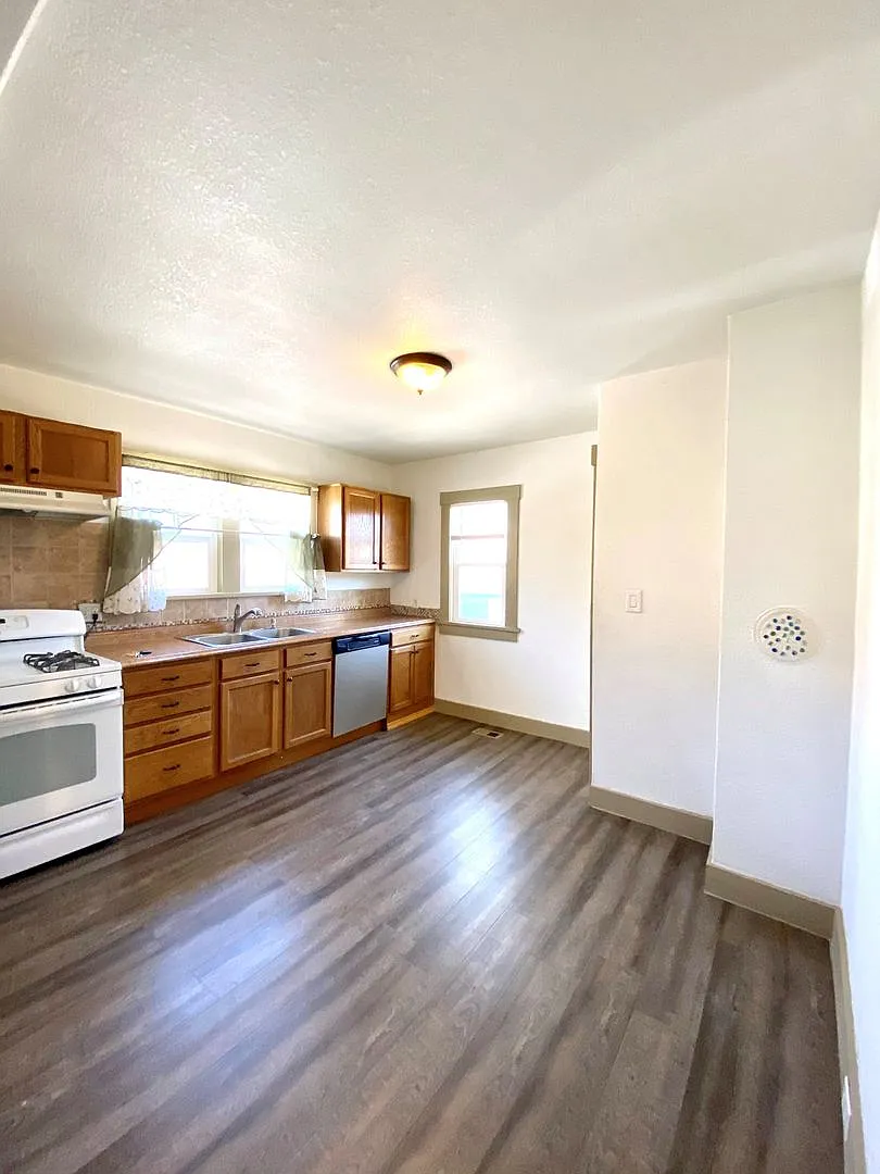4 bedroom on Swope for Rent! — Photo 3