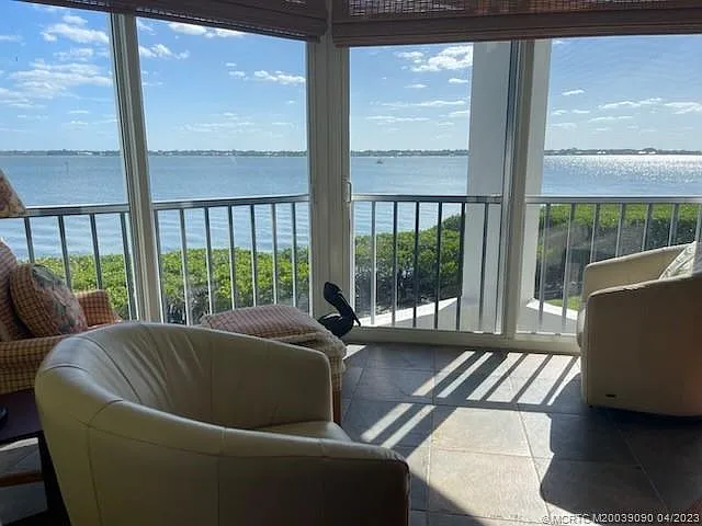 3 bed, 2.0 bath, 1735 sqft, $2,400 — Photo 2