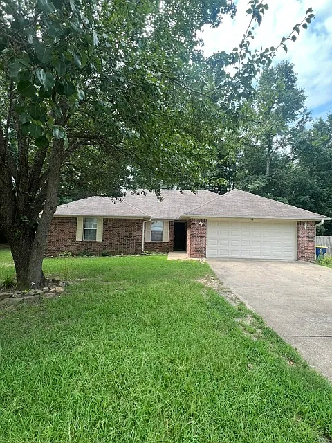 3 bed, 1400 sqft, $1,400 — Photo 2