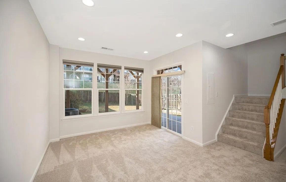 4 bed, 2420 sqft, $3,200 — Photo 4