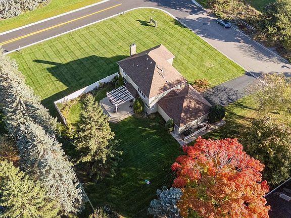 3rd image of 525 Sycamore Ln N