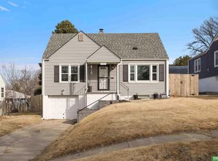 6764 Manderson St, Omaha, NE 68104