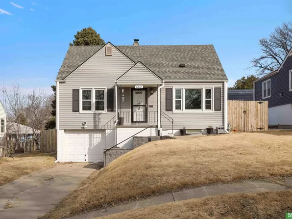 6764 Manderson St, Omaha, NE 68104