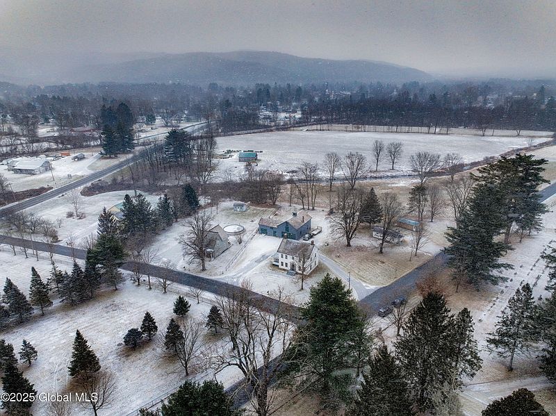 3rd image of 7 Cemetery Avenue