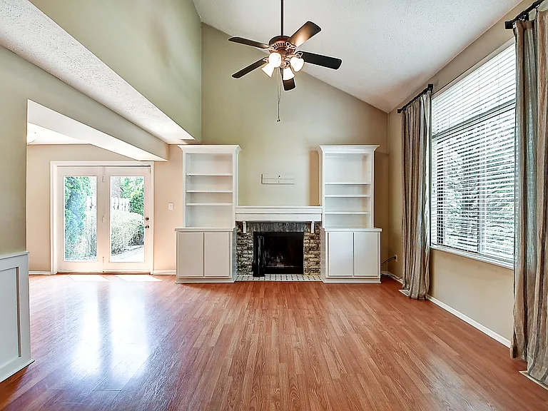 311 E Saint Clair St — Photo 4
