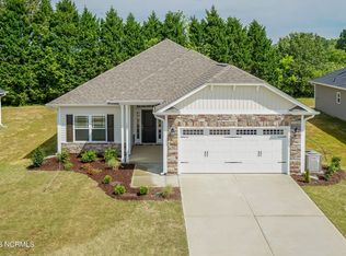 905 Eakins Ln, Richlands, NC 28574