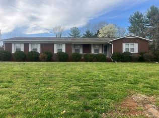 821 Woods Dr, Statesville, NC 28677