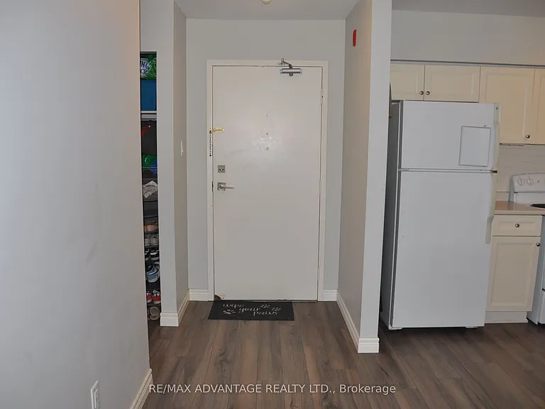 9 Jacksway Cres #211 — Photo 4