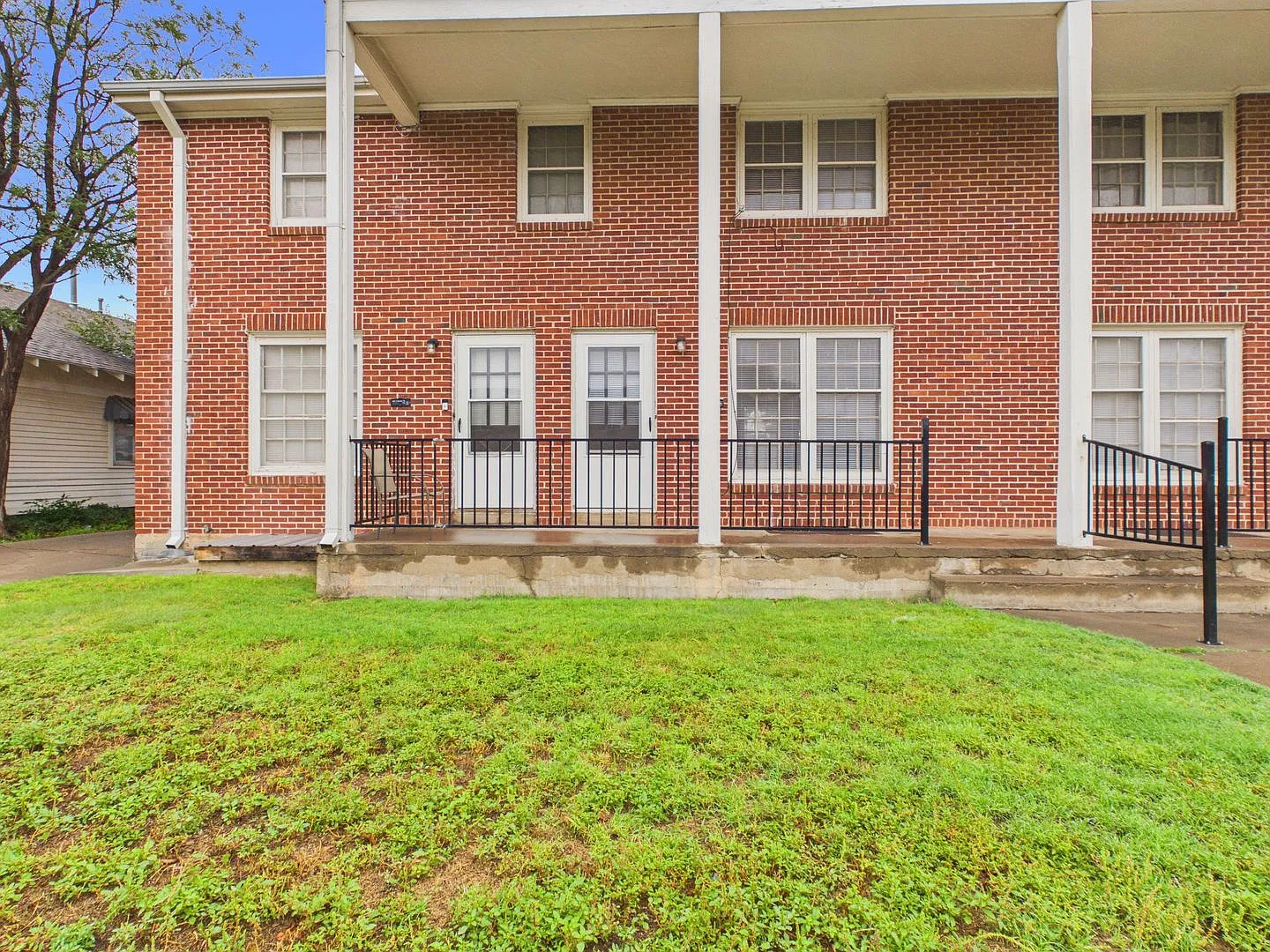 Cute 2 bed 1 bath you don't want to miss! — Photo 1