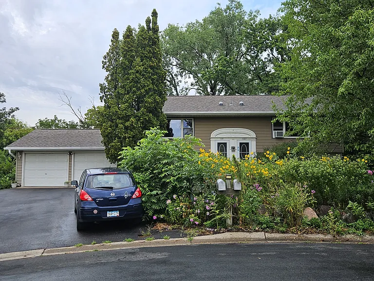 1093 Polk Cir NE — Photo 1