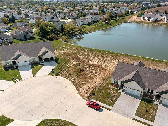 3rd image of 824 Applewood Creek Dr
