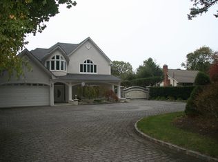 100 Oakfield Ave, Dix Hills, NY 11746