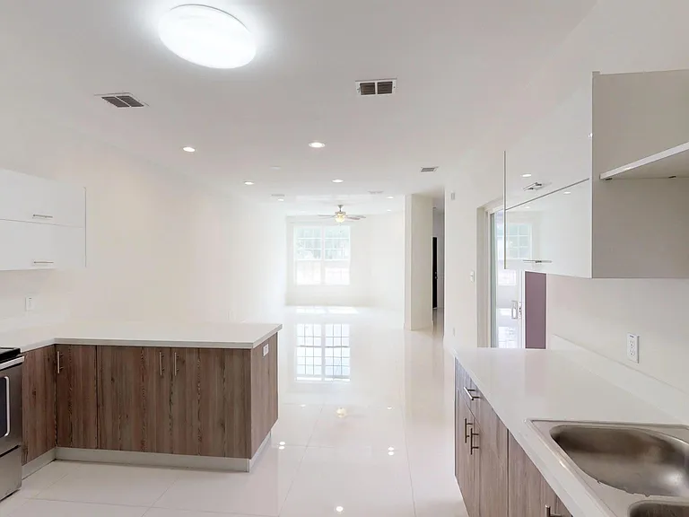 2211 S 6th St — Photo 5