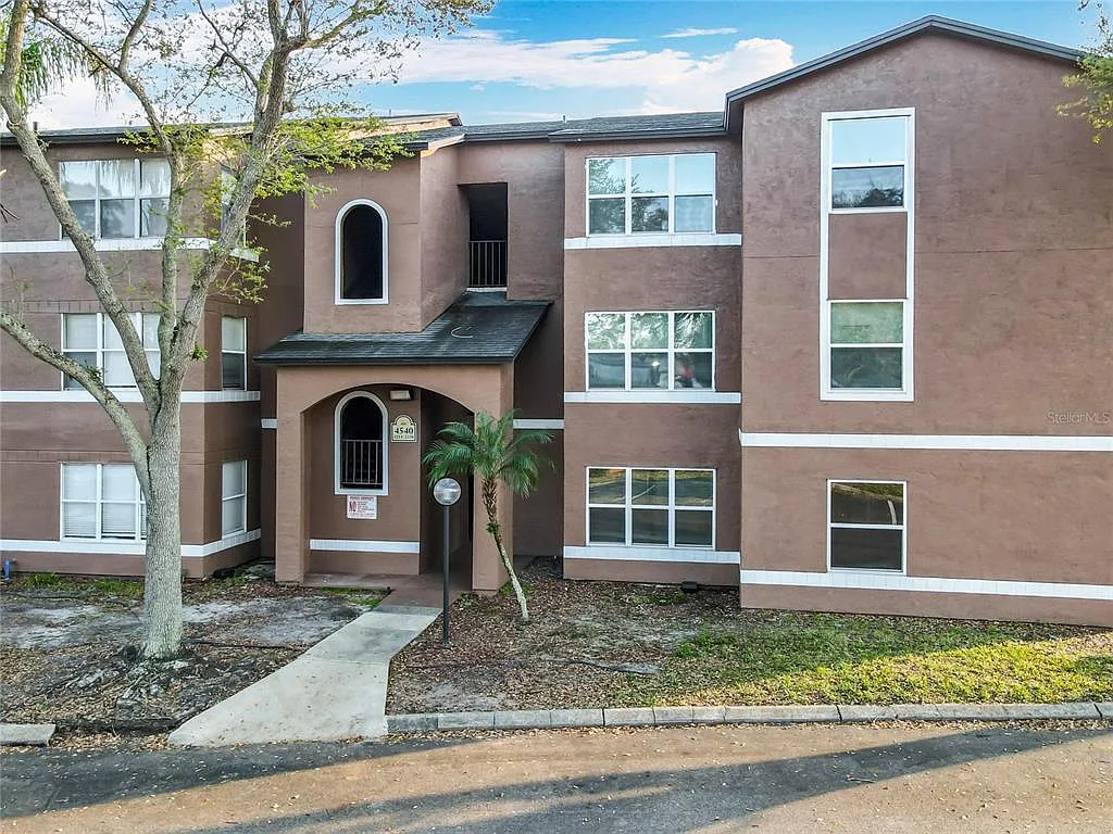 1 bed, 1.0 bath, 735 sqft, $1,200 — Photo 2