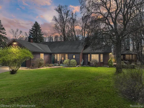 2200 Haven Gln, White Lake, MI 48383