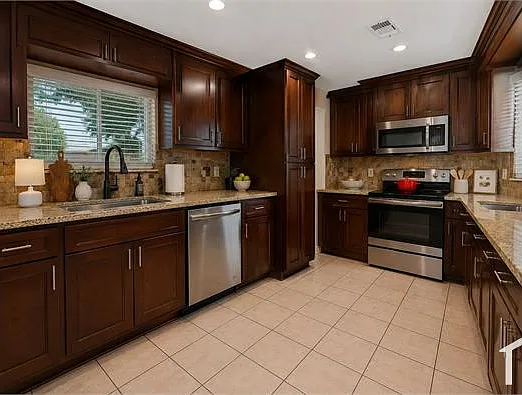 15815 Crystal Grove Dr — Photo 2