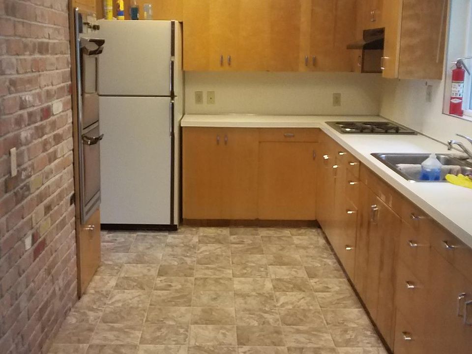2nd image of 754 Daley St