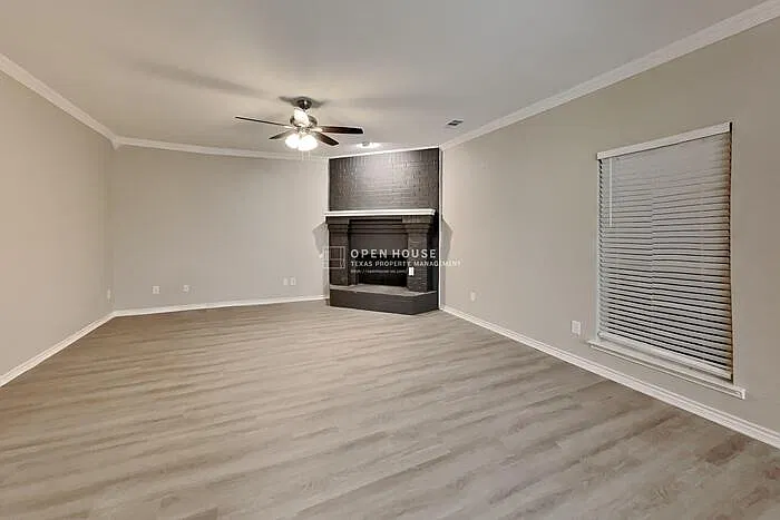 4 bed, 2.5 bath, 2392 sqft, $2,400 — Photo 3