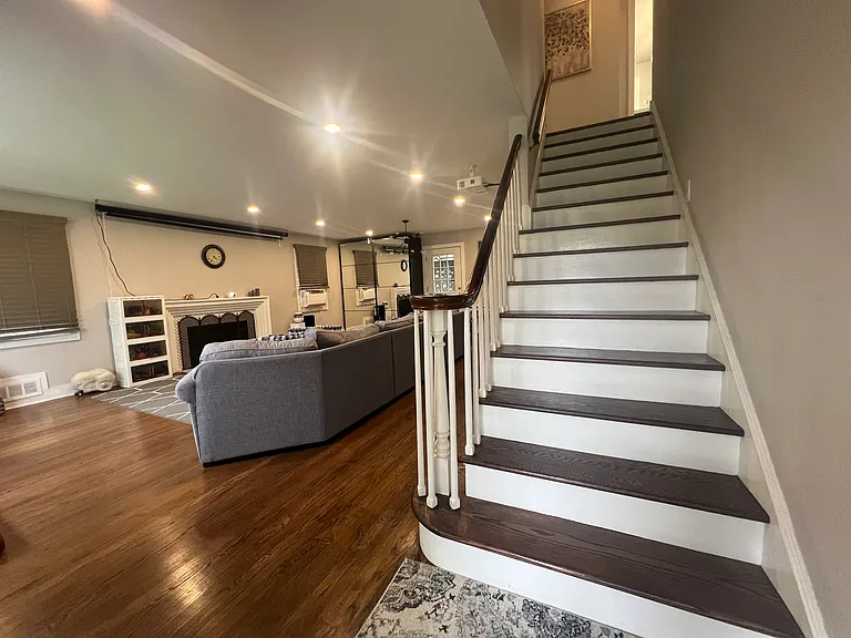 186 Wilson Ave — Photo 2