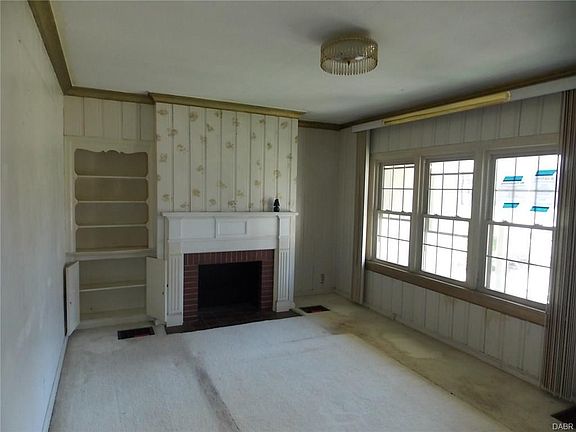 4th image of 309 W Siebenthaler Ave