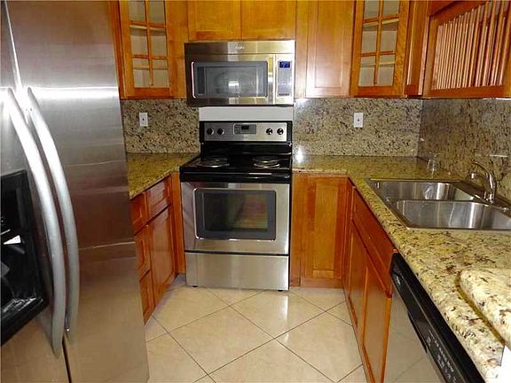 5th image of 2401 Collins Av #24010