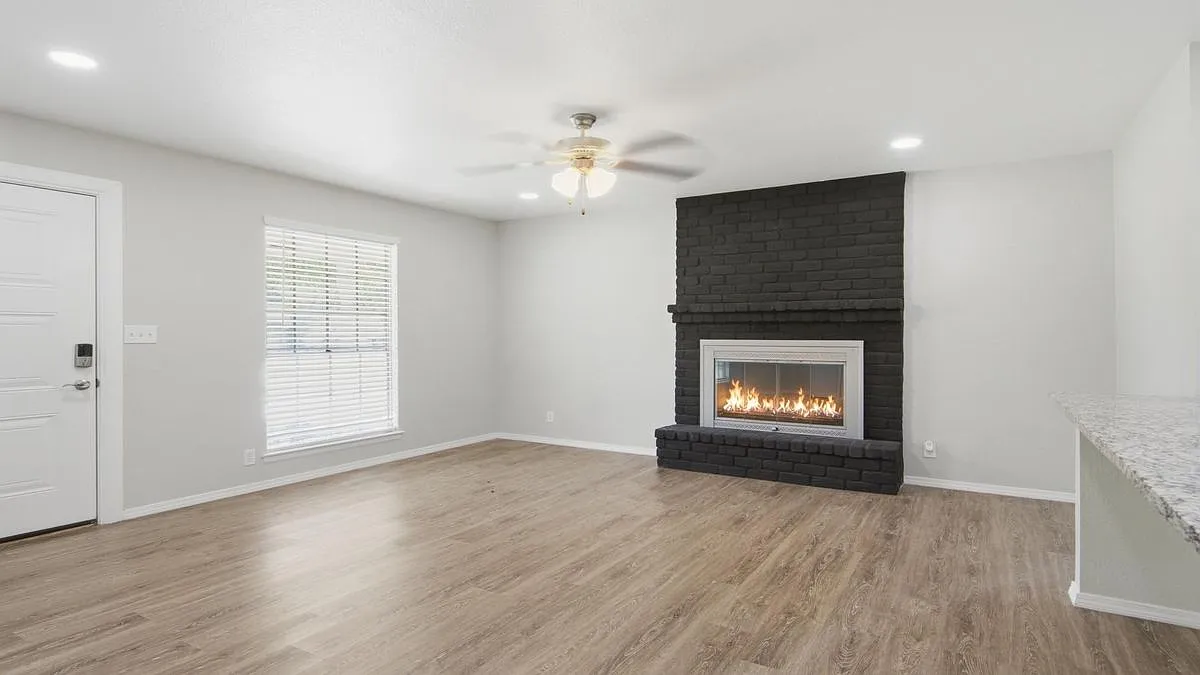 3 bed, 2.0 bath, 1614 sqft, $2,000 — Photo 3