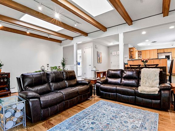 4th image of 359 Flora Pl