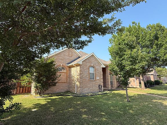 2nd image of 1221 Hillcrest Dr